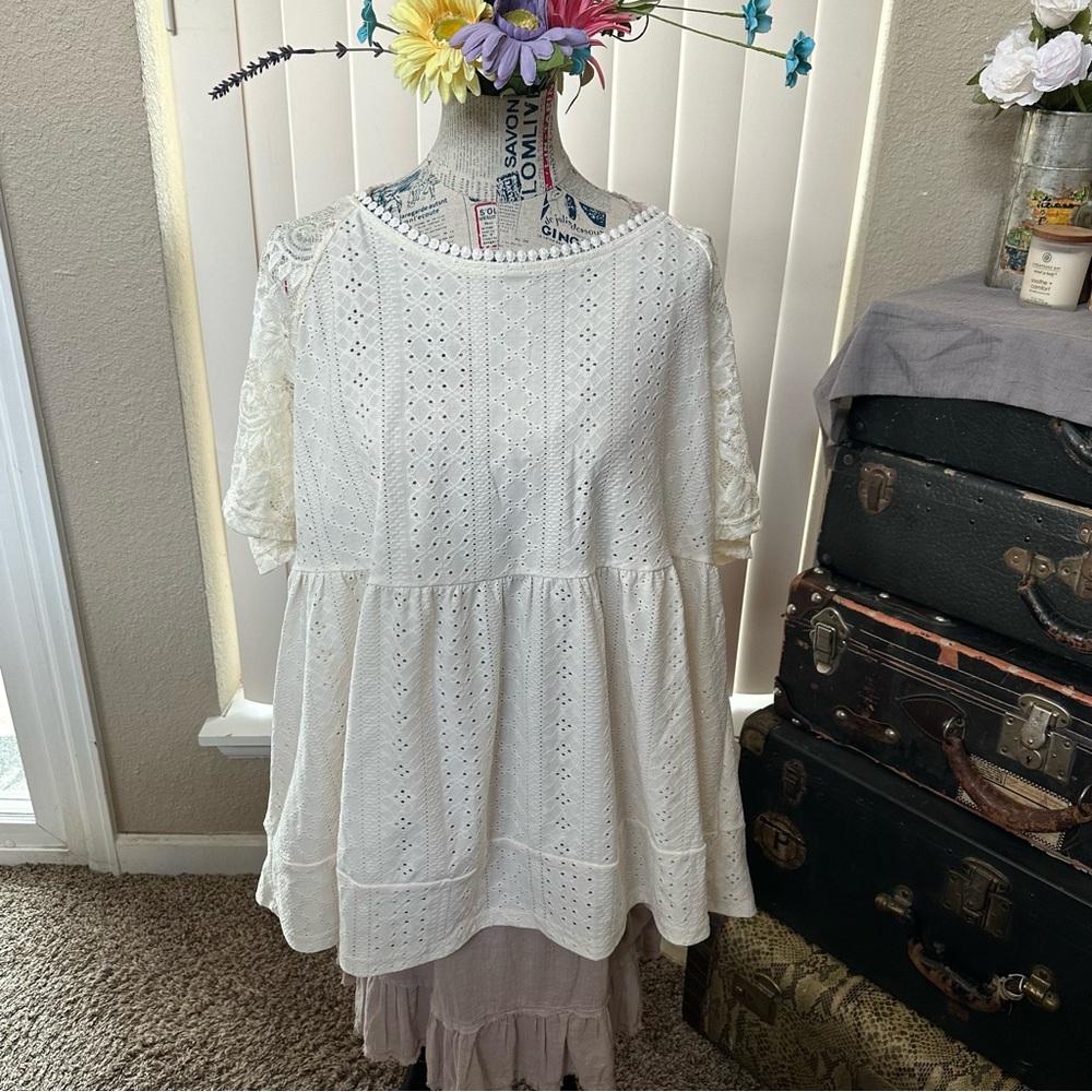 NWT- BloomChic Cream Babydoll Style top w/ Beautiful Lace Accents on Sleeve